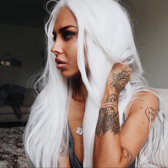 - ❄️24” WHITE STRAIGHT LACEFRONT Wig*NWT*❄️